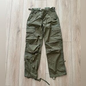 Abercrombie 2000s utility cargo pant new with tags. Size 26 short.